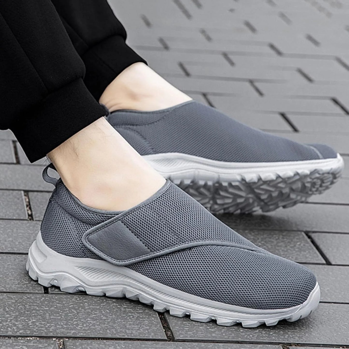 Leisure Sports Velcro Elderly Shoes with Wide and Swollen Feet for Middle-Aged and Elderly Men and Women, Soft Soled Walking Shoes